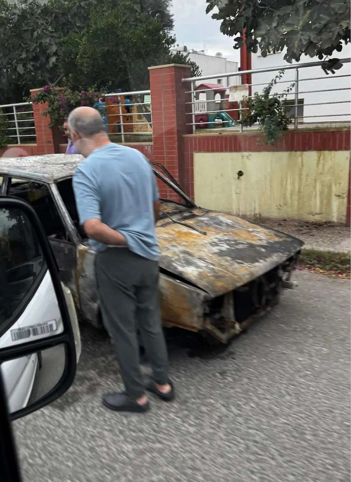 Muğla’da Park Halindeki Otomobil Alevlere Teslim Oldu 1